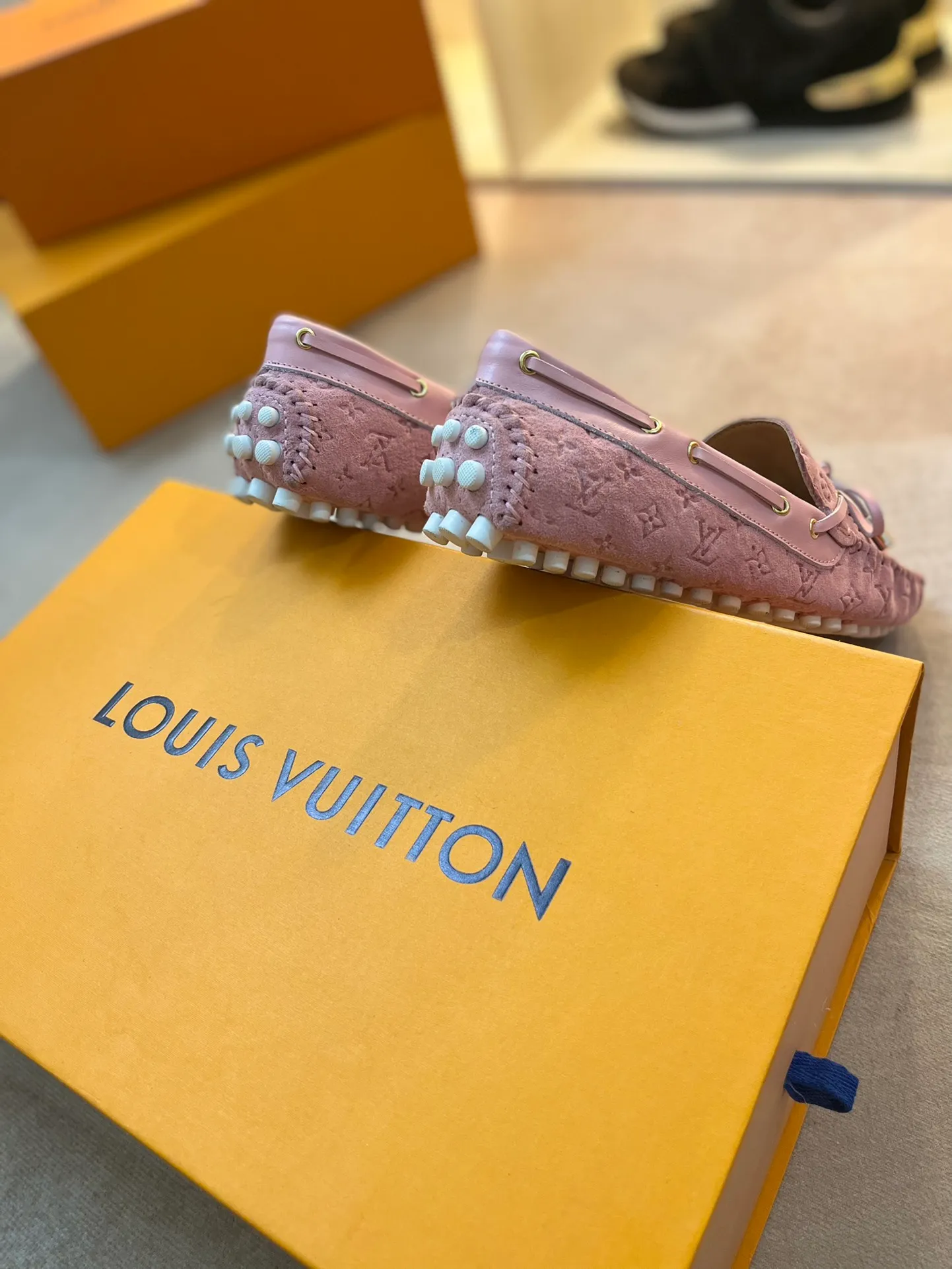 p460💰Couple model❤️🇫🇷 𝙇𝙤𝙪𝙞𝙨 𝙑𝙪𝙞𝙩𝙩𝙤𝙣 🇫🇷Louis Vuitton 2023 Classic𝓛𝓿 𝓣𝓻𝓪𝓲𝓷𝓮𝓻 Sports Series ➪➪➪¯ [Arizona Doudou Shoes Series] ▪️▪️▪️Arizona slip-on shoes are made of Monogram Eclipse canvas. Its hand-painted and dyed edges and hand-sewn uppers fully demonstrate Louis Vuitton's traditional shoemaking craftsmanship. This slip-on shoe is very lightweight. The integrated tongue and upper make it particularly comfortable and flexible. The soft outsole is equipped with rubber padding. Decorated with matching sash. Detailed features: ☑️Monogram Eclipse canvas ☑️Black Eclipse pattern ☑️Hand-painted shoe edges ☑️Hand-sewn uppers (each pair takes time to process) ☑️Integrated tongue and upper construction ☑️Outsole equipped with rubber lining ☑️size: 35_46